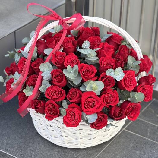 Корзина из 51 красной розы и эвкалипта