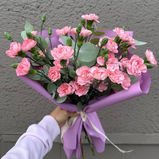 Ramo de claveles rosas en rama