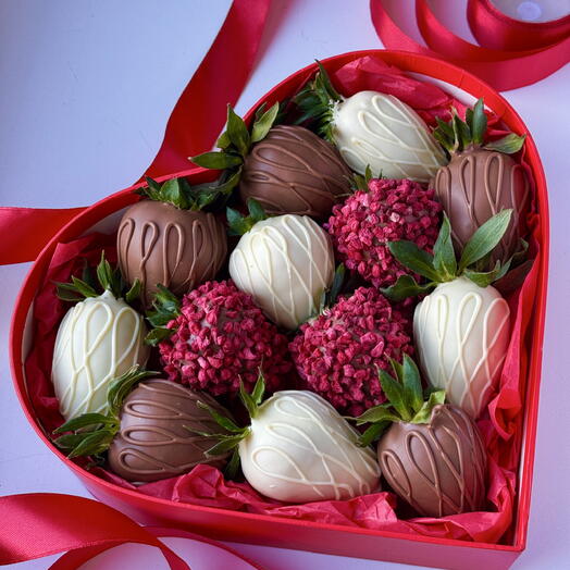 Truskawka w czekoladowym sercu  23*21cm