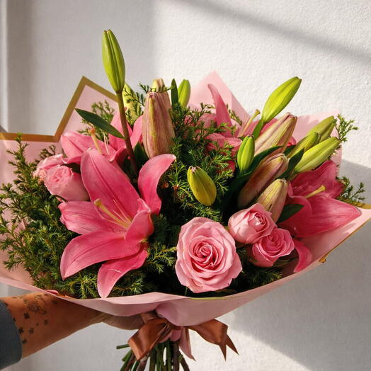 Ramo de Lirios Rosas y Rosas Rosadas – Bouquet Elegante y Romantico Premium