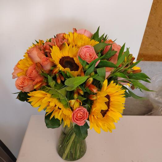 Cilindro con girasoles y rosas