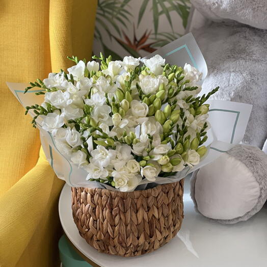 Композиция в корзине из фрезии
