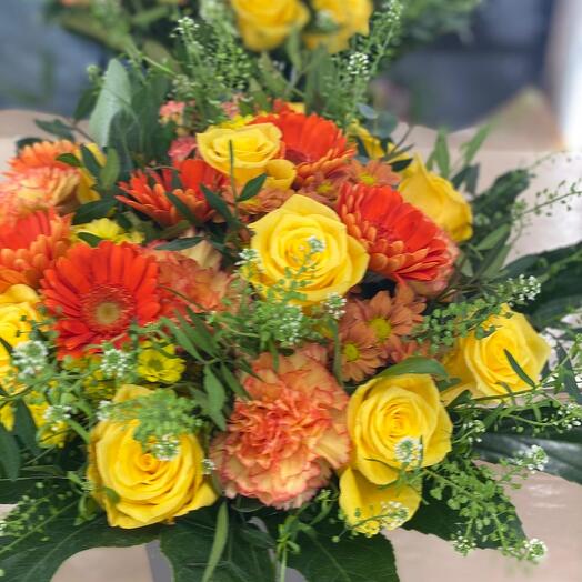 Aurinkoinen kukkakimppu