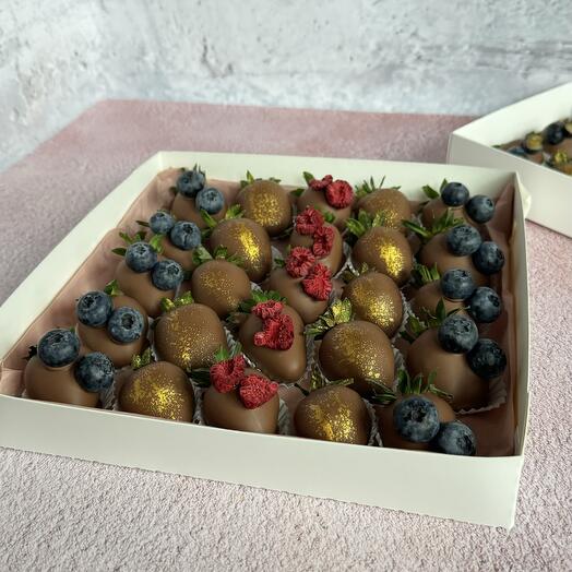 25 strawberries in chocolate