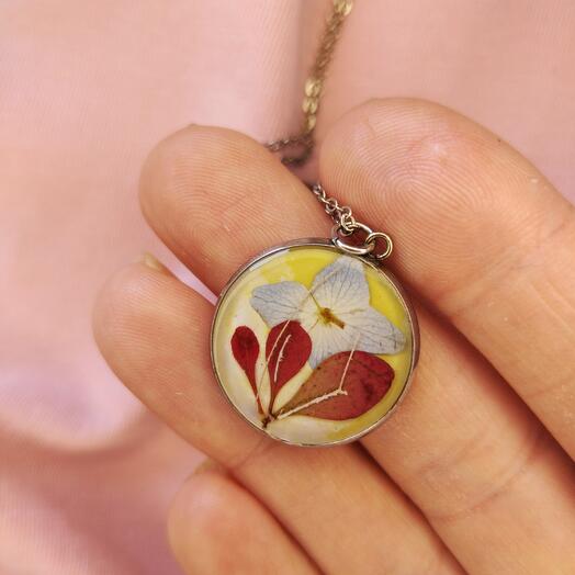 A pendant with real flowers