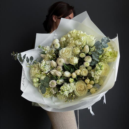 MD 12 White mixed (white hydrangea, spray roses, mums, tulips)