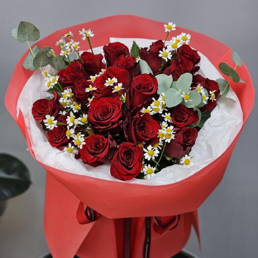 Букет из 15 роз и ромашек