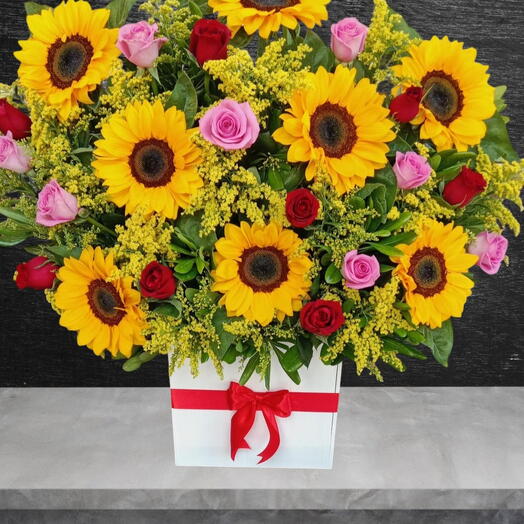 Caja radiante de girasoles y rosas rosas y rojas