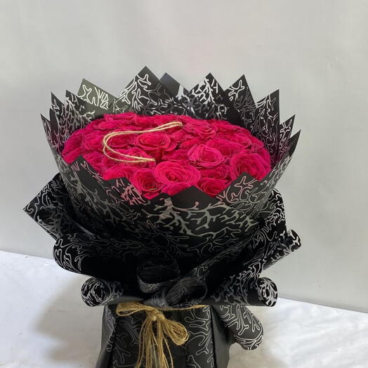 بوكيه ورد أحمر ملكي فاخر – تنسيق دائري أنيق للمناسبات