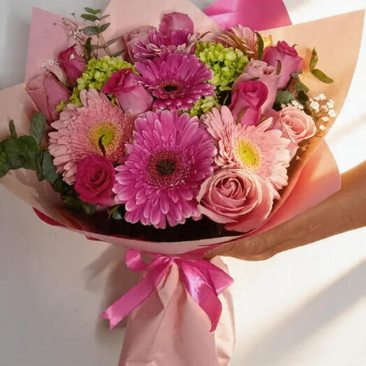 Ramo Abigail – Bouquet Floral con Gerberas y Rosas en Tonos Rosados