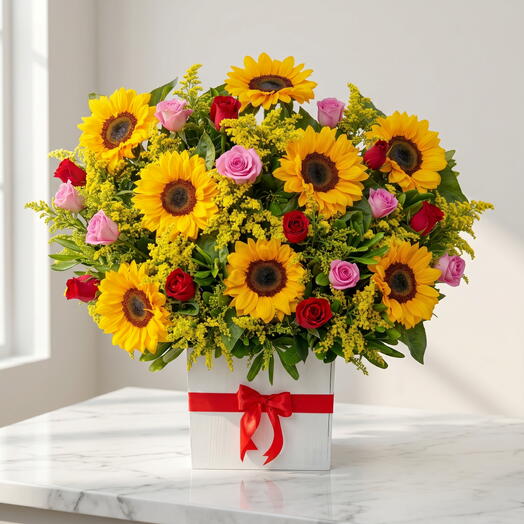 Caja radiante de girasoles y rosas rosas y rojas