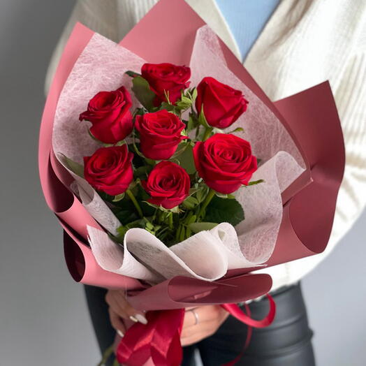7 красных роз в корейском стиле