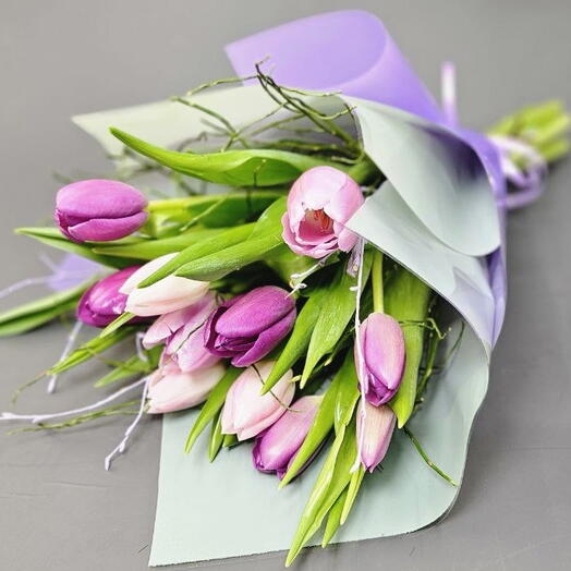 Bouquet of 11 lilac, purple and pink tulips