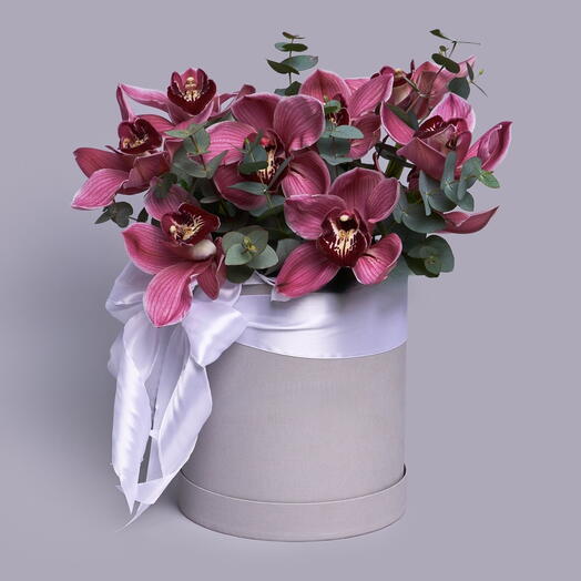 Коробочка из 9 бордовых орхидей и эвкалипта