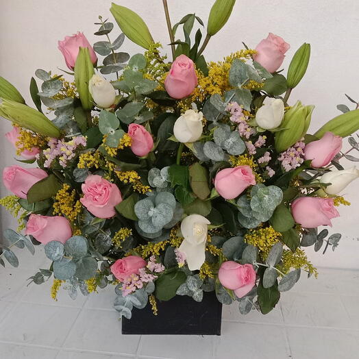Caja lirios y rosas