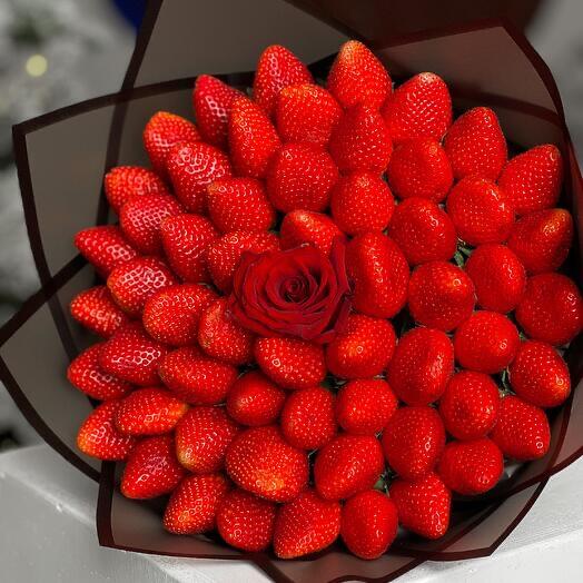 Maasika kimp punast roosidega