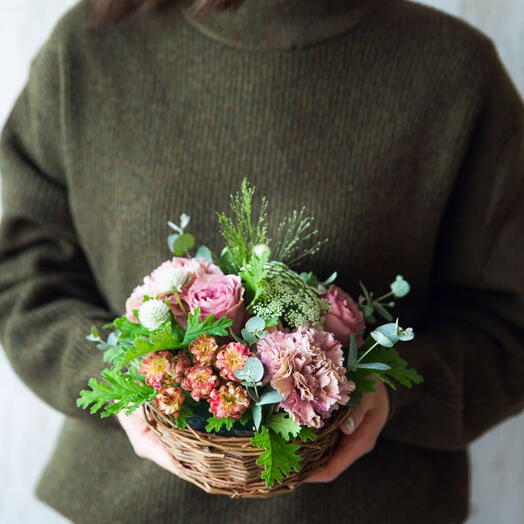 Small Viollet Bouquet basket with mixed flowers and greenery