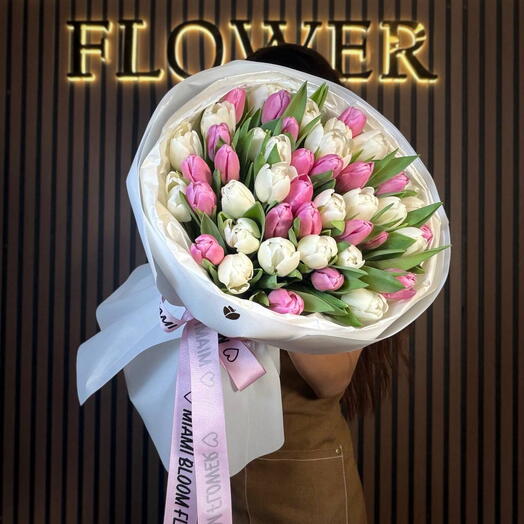 Букет белых и розовых тюльпанов