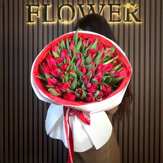 Букет красных тюльпанов