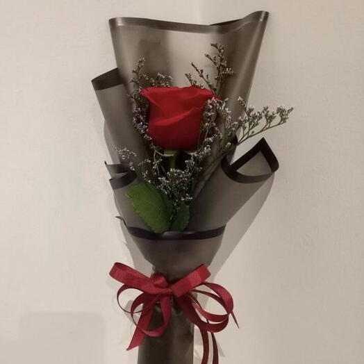 باقة "سوليتير بلاك" - جوري أحمر عصري