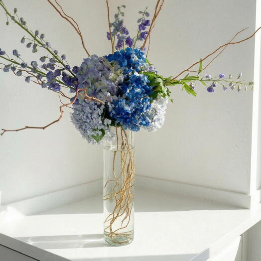 Ramo de Hortensias Azules en Jarron de Cristal con Antirrhinum – Arreglo Floral Elegante