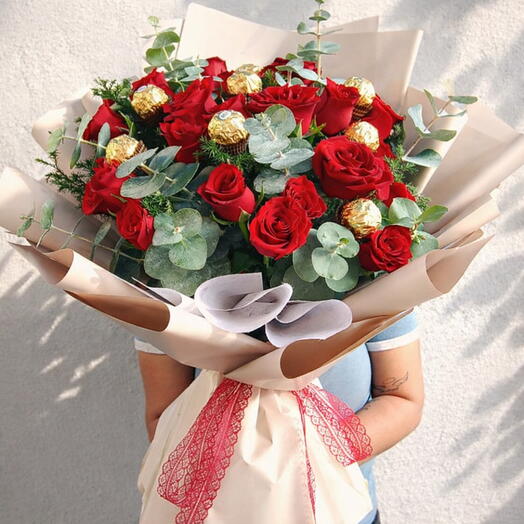 Ramo de Rosas Rojas con Chocolates Ferrero y Eucalipto – Bouquet Romantico Premium
