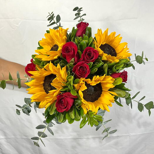 Ramo Pasion de Girasoles – Girasoles con Rosas Rojas