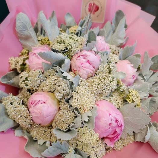 Media docena de peonias rosas