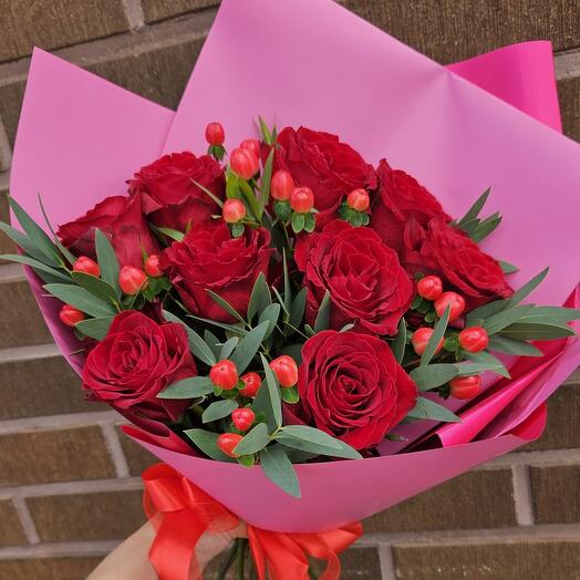Red roses bouquet with berries