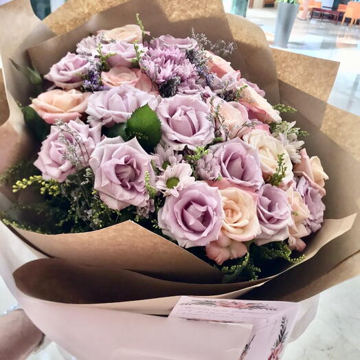 Author s bouquet of 35 roses with chrysanthemums