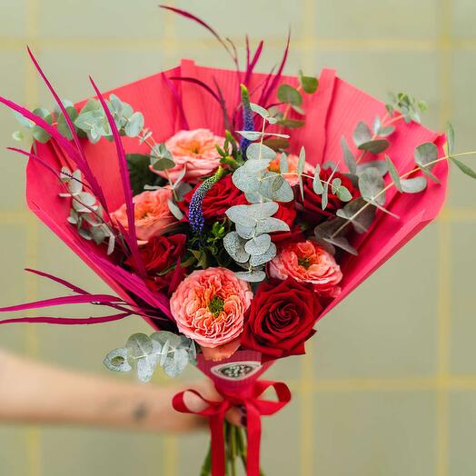 Rude růze, zahradni růze, eucalyptus, fialove květiny