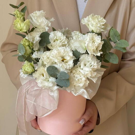 Нежная эустома в шляпной коробке