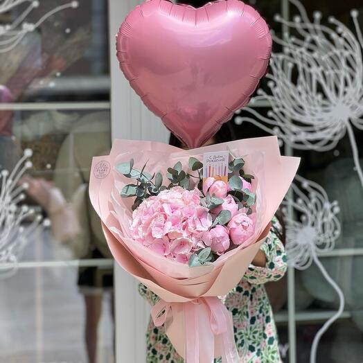 Букет из пионов с гортензией, шар сердце