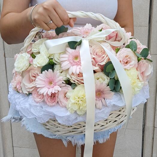 Корзина с цветами "Нежность и очарование "