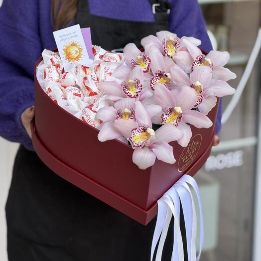 Коробка сердце с орхидеями и рафаэлло - "Клементина"