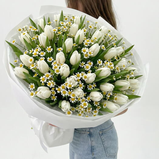 Białe tulipany z rumiankiem