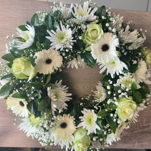 Medium white round wreath