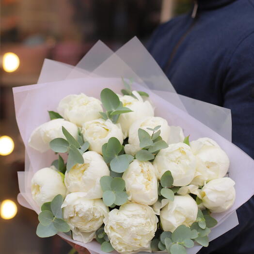 15 białych peonii z eukaliptusem / 15 white peonies with eucalyptus
