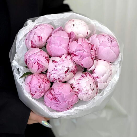 Круглый букет розовых пионов «Marcolino»