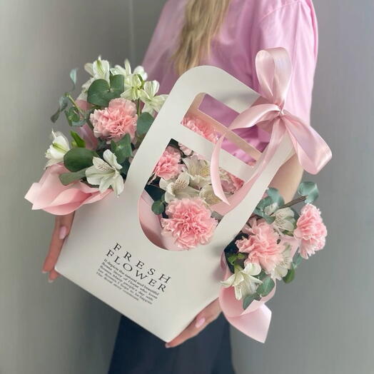 Bolso con clavel y alstroemerias ecuador