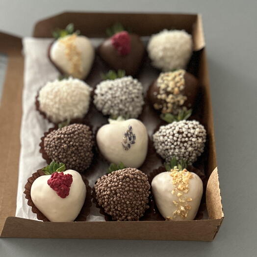 Mezcla de fresas cubiertas de chocolate