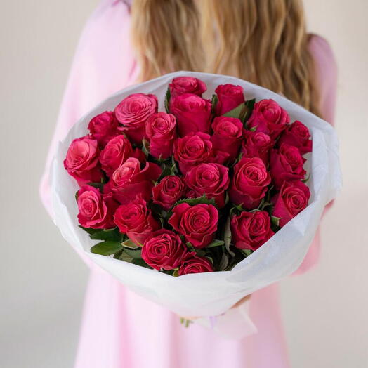 25 вишневых роз