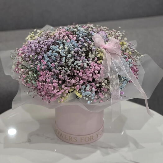 Virágok színes gypsophilával