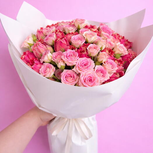 Spray Rosen mit Tulpen