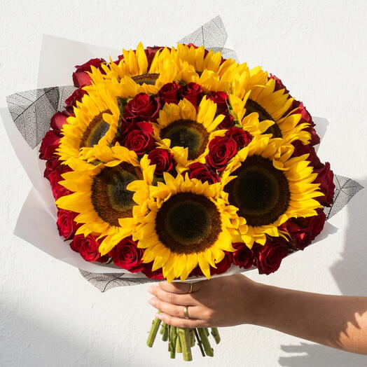Ramo Gala de Verano – Bouquet de Girasoles y Rosas Rojas | Arreglo Floral Vibrante y Elegante en Mexico