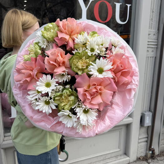 Wild Handful Bouquet Small Size (French Hermosa Roses, Daisy, Veggie Roses)