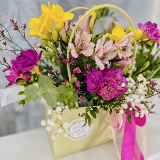 Aarrangement in an M-size handbag with «To mommy with love)»