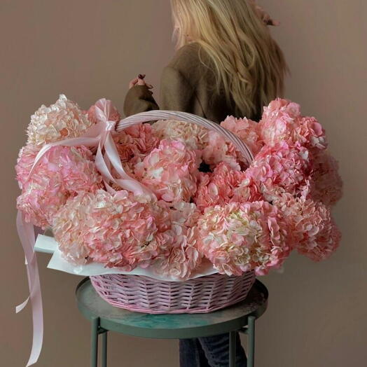 Нежная композиция с 23 гортензий