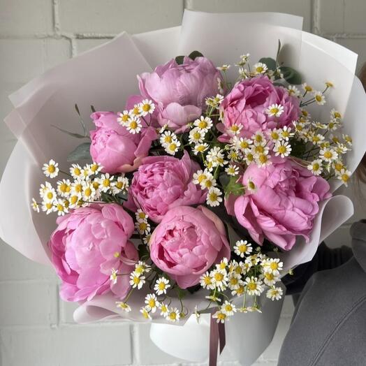 "Pure emotion" - bouquet of peonies and daisies