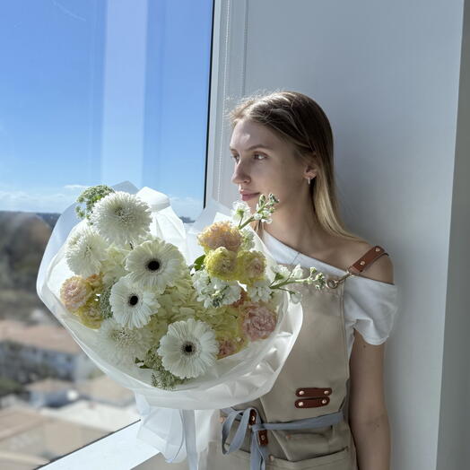 Снежный сад - герберы, эустомы, хризантемы, гортензия, калина, шток